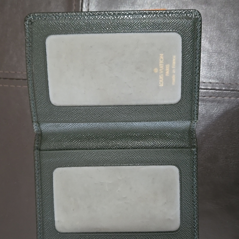 Louis Vuitton Green Textured Leather Passport Cover with Embossed LV Wallet - Picture 2 of 4